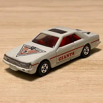 토미카 닛산 스카이라인 2000 터보GT-ES GIANTS No.20