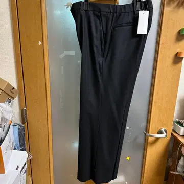 블랙 플레어 팬츠 접힌 부분 있음