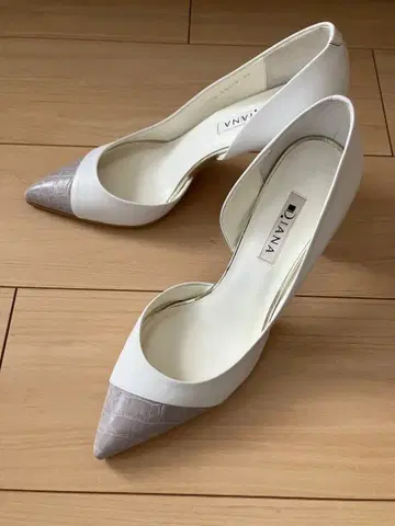 새상품급 DIANA 스틸레토 사이드 오픈 펌프스