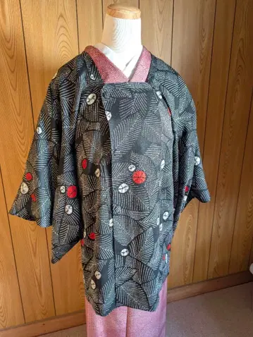 블랙과 빨간색 꽃무늬 겉옷 미치유키