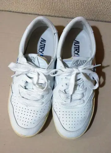 AUTRY 화이트 가죽 스니커즈 원박스 포함