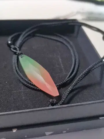 그라데이션 잎 모양 목걸이