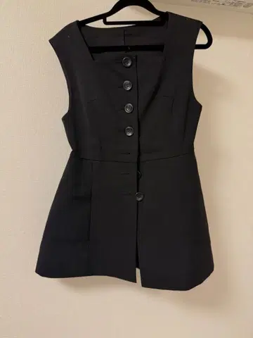 시뉴 블랙 슬리브리스 베스트