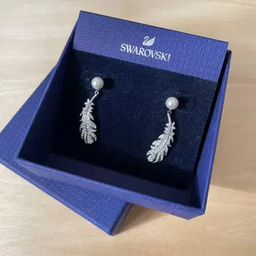 Swarovski 페더 모양 귀걸이 펄