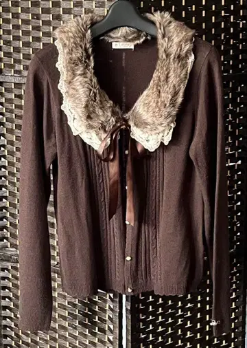 axes femme 브라운 니트 가디건 퍼 레이스 옷깃