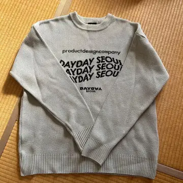 DAYDAY SEOUL 로고 그레이 스웨터와 파랑 니트