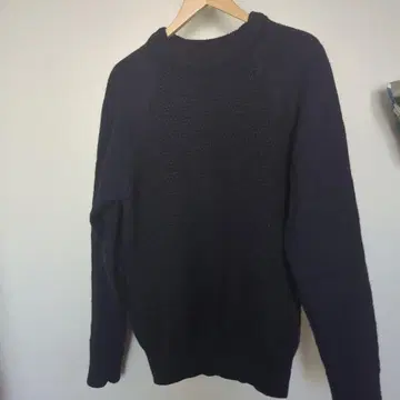 블랙 크루넥 니트 스웨터