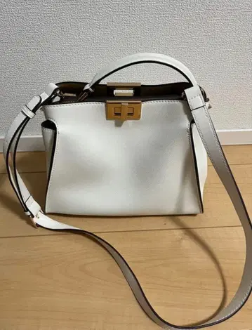 화이트 가죽 핸드백 칸막이 포함