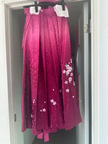 컨디션 최상 미사용에 가까운 하카마 벚꽃 자수 짙은 핑크 하카마