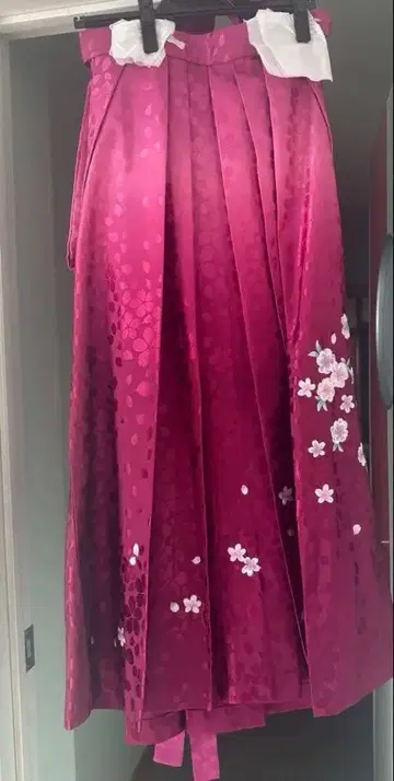 컨디션 최상 미사용에 가까운 하카마 벚꽃 자수 짙은 핑크 하카마