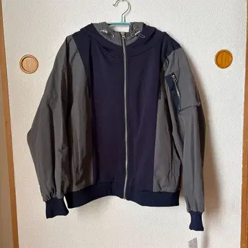 네이비와 그레이 색상의 후드 부착 자켓