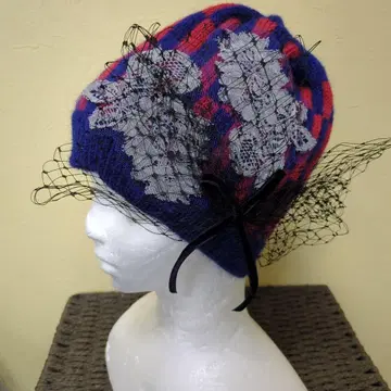 파랑과 빨간색 체크 무늬 니트 비니