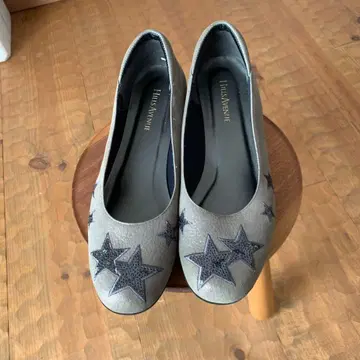 그레이 별 패턴 웨지힐 펌프스