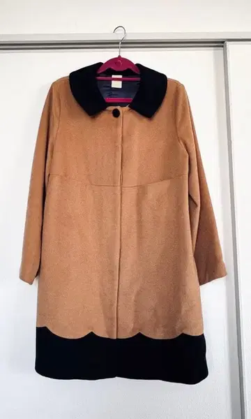 베이지와 네이비의 롱 코트