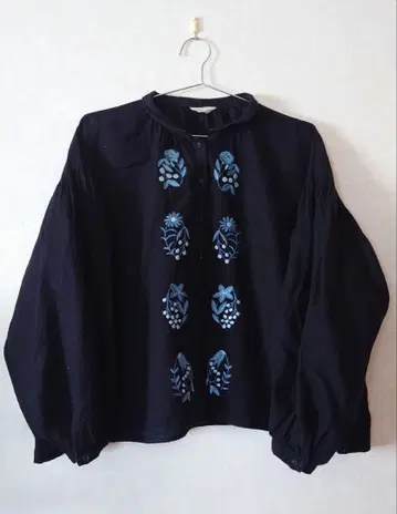 마카베 앨리스 x 사만사 모스모스 린넨과 꽃 자수 블라우스(블랙)SM2