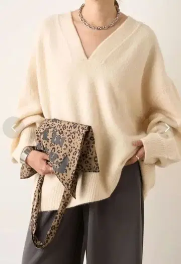 택 포함 새상품 [ SHENERY ] 웨이브 넥 니트 ( ivory )