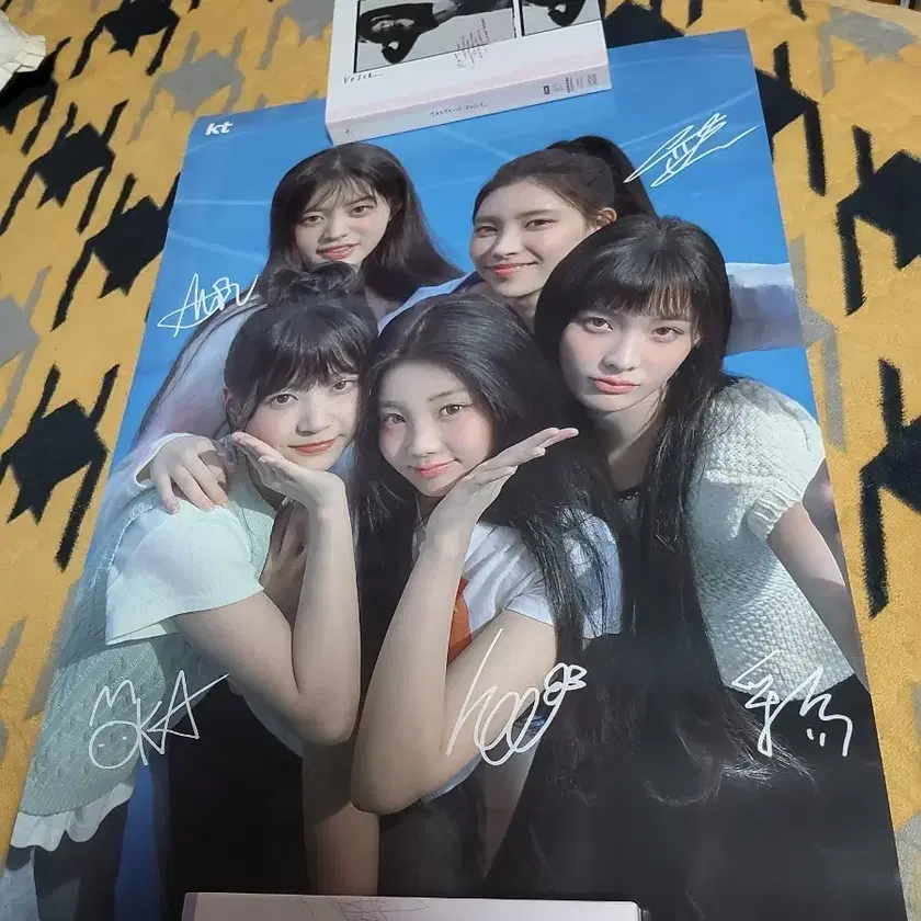 Illit Sign ILLIT | 아일릿 Illit Super Rare Sign Poster 4 sheets bulk on Bunjang ...