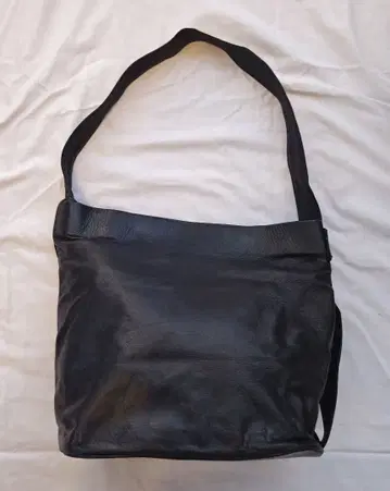 Ampersand 블랙 가죽 숄더백