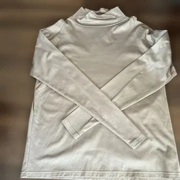 록 베이지 터틀넥 긴팔 상의