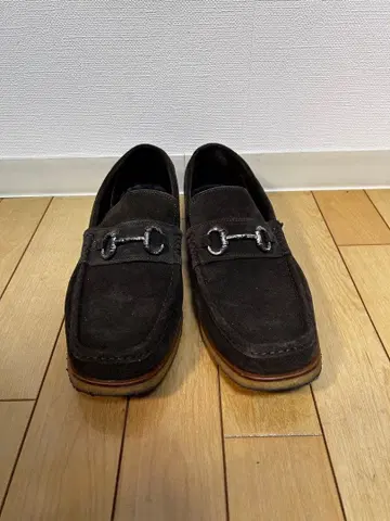 다크 브라운 스웨이드 로퍼 금장 장식 포함