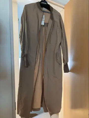 앤디콜 베이지 롱 코트 플리츠 디자인