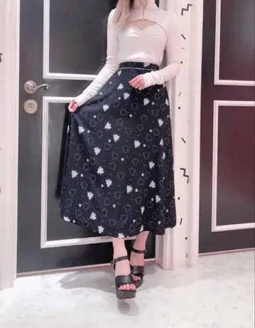 lilLilly x 꽃과 벌 콜라보 하트 무늬 롱 스커트 네이비 도트