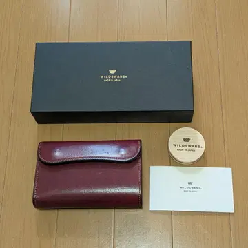 와일드 스완스 번 버건디 새들