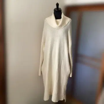 아이보리 하이넥 오버 사이즈 니트 원피스 niko and -