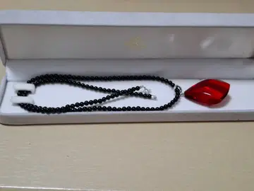 립 모양 빨간색 펜던트 비즈 목걸이