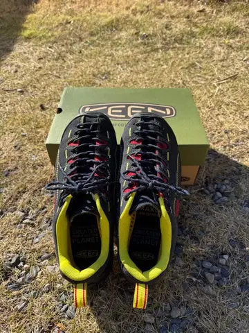 KEEN JASPER BLACL IRIS/RED CARPET 27.5cm