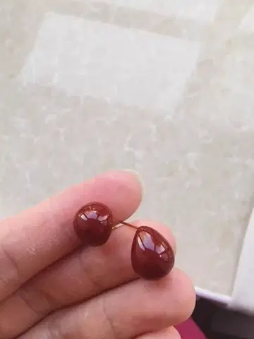 빨간색 물방울 모양 스터드 귀걸이