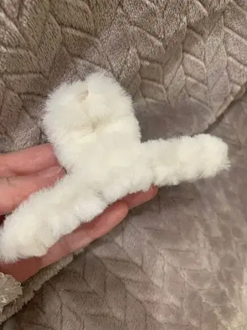 화이트 퍼 헤어핀