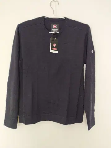 새상품 빅토리녹스 울100% 네이비 V넥 스웨터