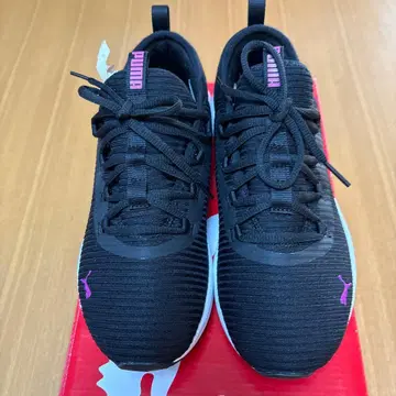 푸마 소프트라이드 블랙 스니커즈