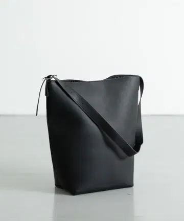 원 핸들 버킷 숄더백 어반 리서치 서니 라벨