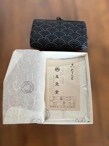 물결 무늬 패브릭 소재 지갑