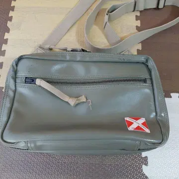 러기지 라벨 숄더백 올리브 그린