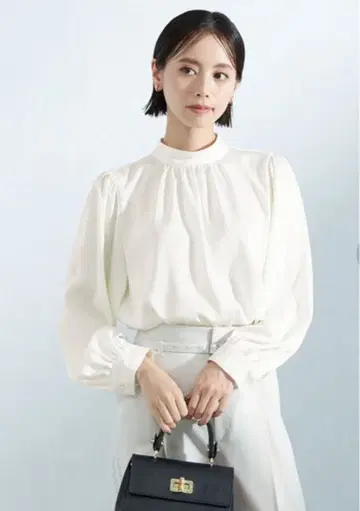 화이트 벌룬 슬리브 블라우스