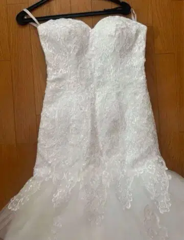 화이트 웨딩 드레스 스트랩리스