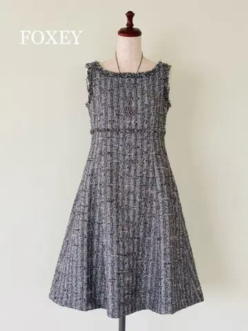 FOXEY 트위드 슬리브리스 원피스