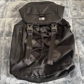 NEW ERA 블랙 백팩