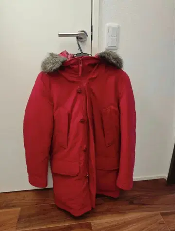 빨간색 후드 부착 다운 자켓