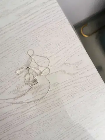 실버 리본형 목걸이