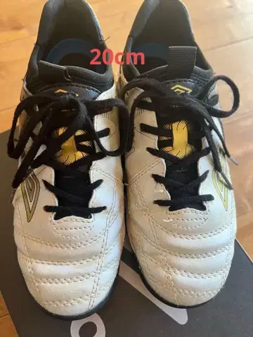 Umbro 축구화 인조잔디용 화이트/블랙/골드