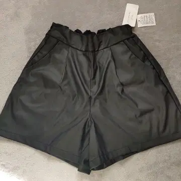[ 미사용 새상품 ] AS KNOW AS plus 인조 가죽 숏팬츠 블랙