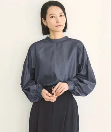 새상품 UNFILO 샴브레이 데님 숄더턱 블라우스