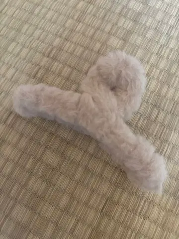 베이지 퍼풍 헤어핀 트위스트 디자인