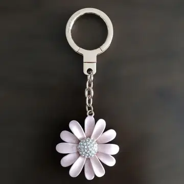 케이트 스페이드 백참 데이지 [ 새상품급 ]