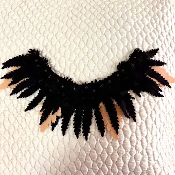 잎 디자인 탈부착 카라 블랙과 베이지