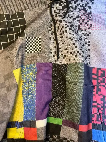 저 유명한 MEI NAGANO의 인기 컬러풀 패턴 맨투맨입니다.